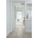 Quick Step panel winylowy ze zintegrowanym podkładem Alpha Blos dąb Canyon szary ze śladami cięcia piłą AVSPU40030