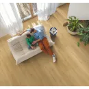 Quick Step panel winylowy ze zintegrowanym podkładem Alpha Bloom dąb szczotkowany miodowy AVMPU40318