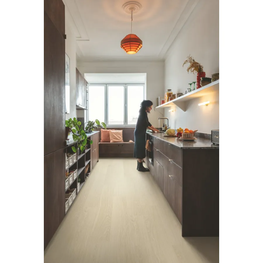 Quick Step panel winylowy ze zintegrowanym podkładem Alpha Bloom dąb palony AVMPU40099