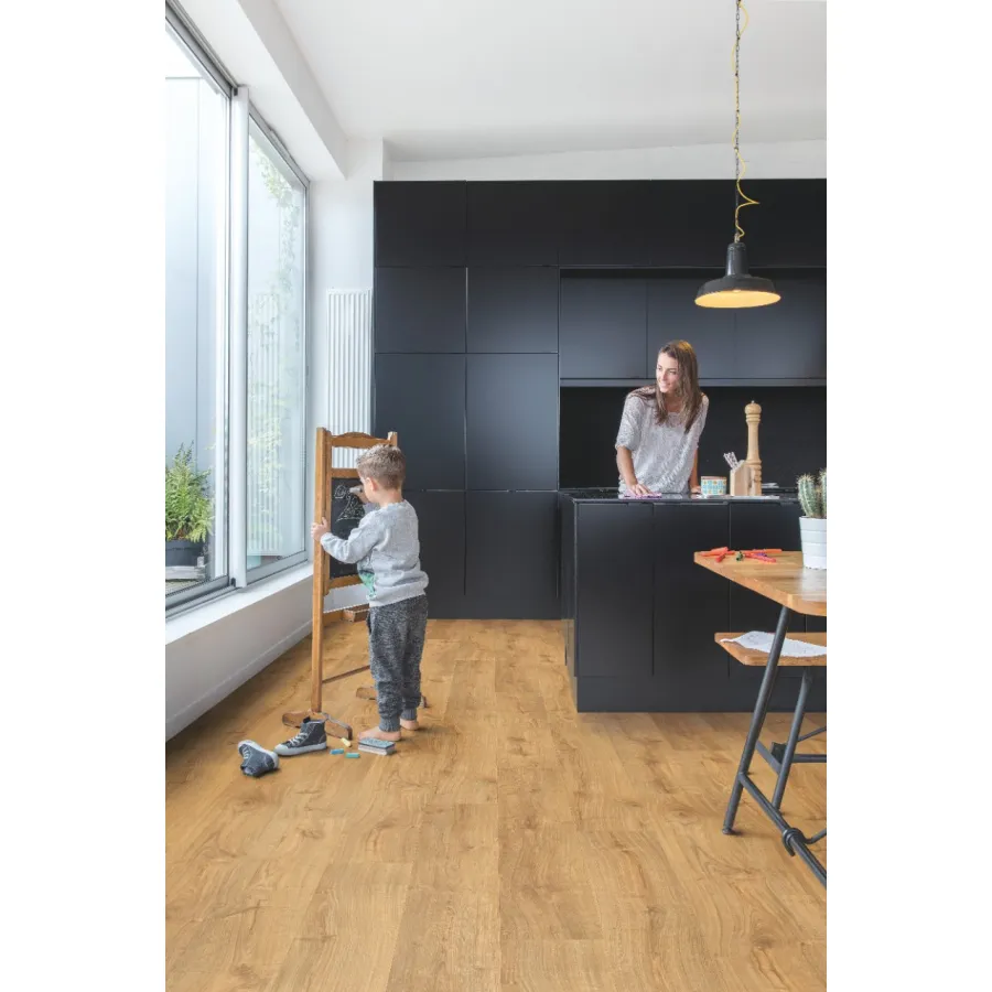 Quick Step panel winylowy ze zintegrowanym podkładem Alpha Bloom dąb jesienny miodowy AVMPU40088