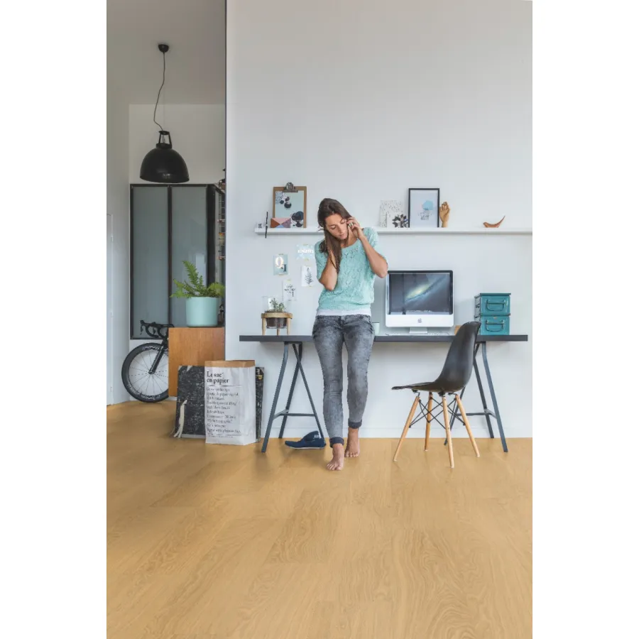 Quick Step panel winylowy ze zintegrowanym podkładem Alpha Bloom dąb miodowy AVMPU40098